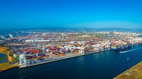 Oakland,Harbor,Port,Terminal,With,Cargo,Ship,And,Shipping,Containers